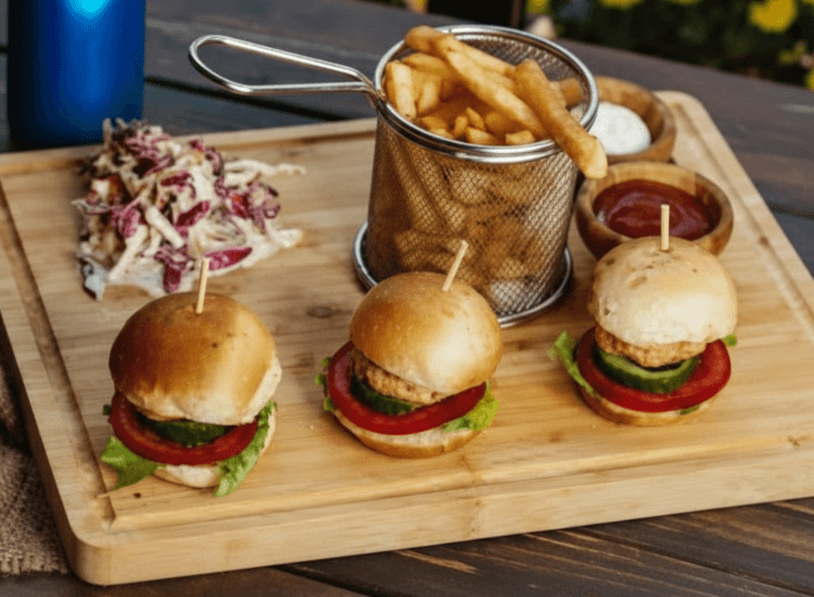 Burger de frango com molho barbecue picante